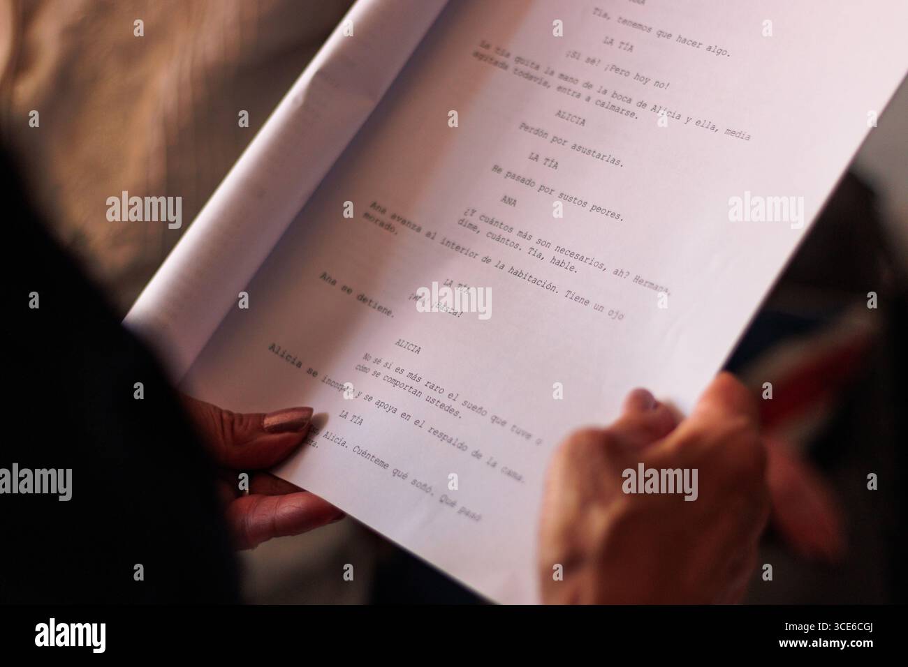 Visione di un copione cinematografico in una produzione audiovisiva, con un primo piano delle sue parole, correzioni, evidenziazione, lettura, ecc. per registrare una scena Foto Stock