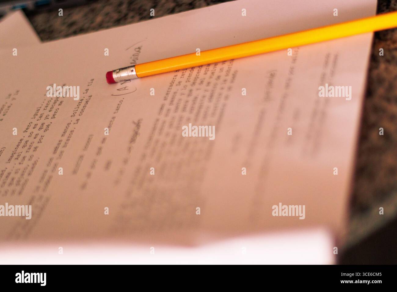 Visione di un copione cinematografico in una produzione audiovisiva, con un primo piano delle sue parole, correzioni, evidenziazione, lettura, ecc. per registrare una scena Foto Stock