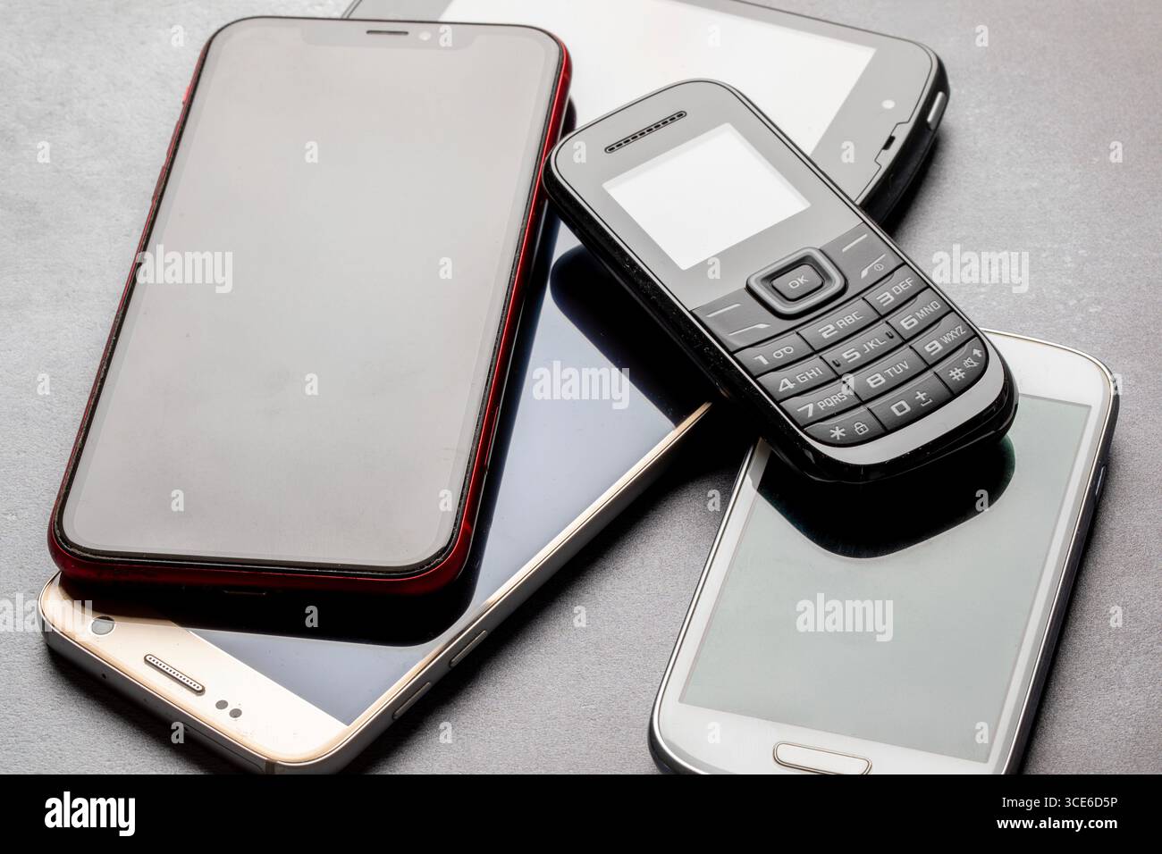 Vecchi modelli di telefono cellulare. Foto Stock