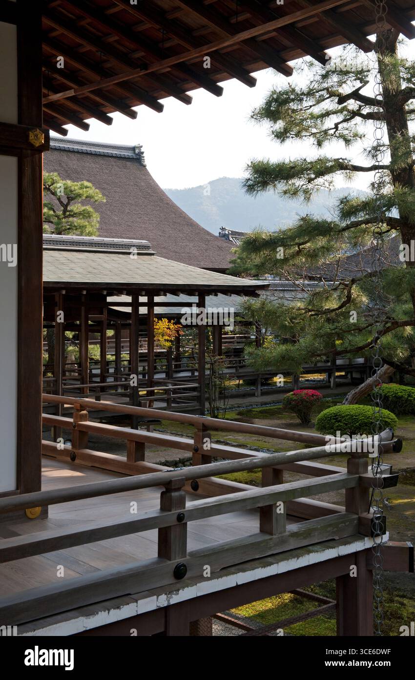 Murasame-no-roka (村雨の廊下) corridoio coperto con soffitto basso e "pavimento notturno" avvisa gli intrusi che producono spada, Daikakuji, Kyoto, Giappone. Foto Stock