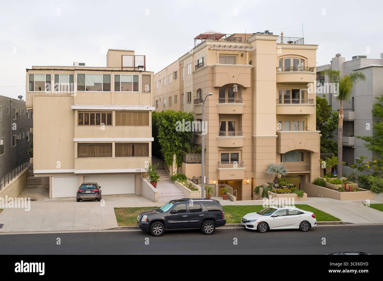 Bassi edifici di appartamenti lungo Gorham Avenue, Brentwood, Contea di Los Angeles, California, Stati Uniti d'America Foto Stock