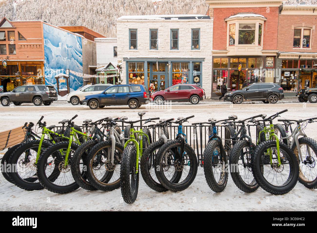 Fila di fat tire mountain bike bloccato al rack esterno, West Colorado Avenue, Telluride, San Miguel County, Colorado, STATI UNITI D'AMERICA Foto Stock