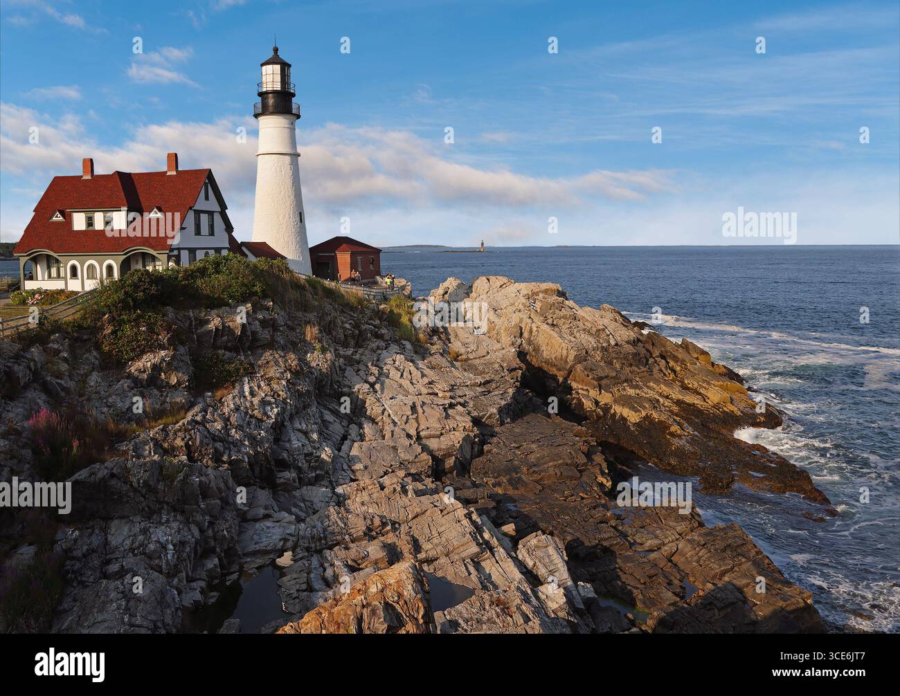 Portland Head Light nel tardo pomeriggio circondato da onde e scogliere spettacolari, Maine, Stati Uniti Foto Stock