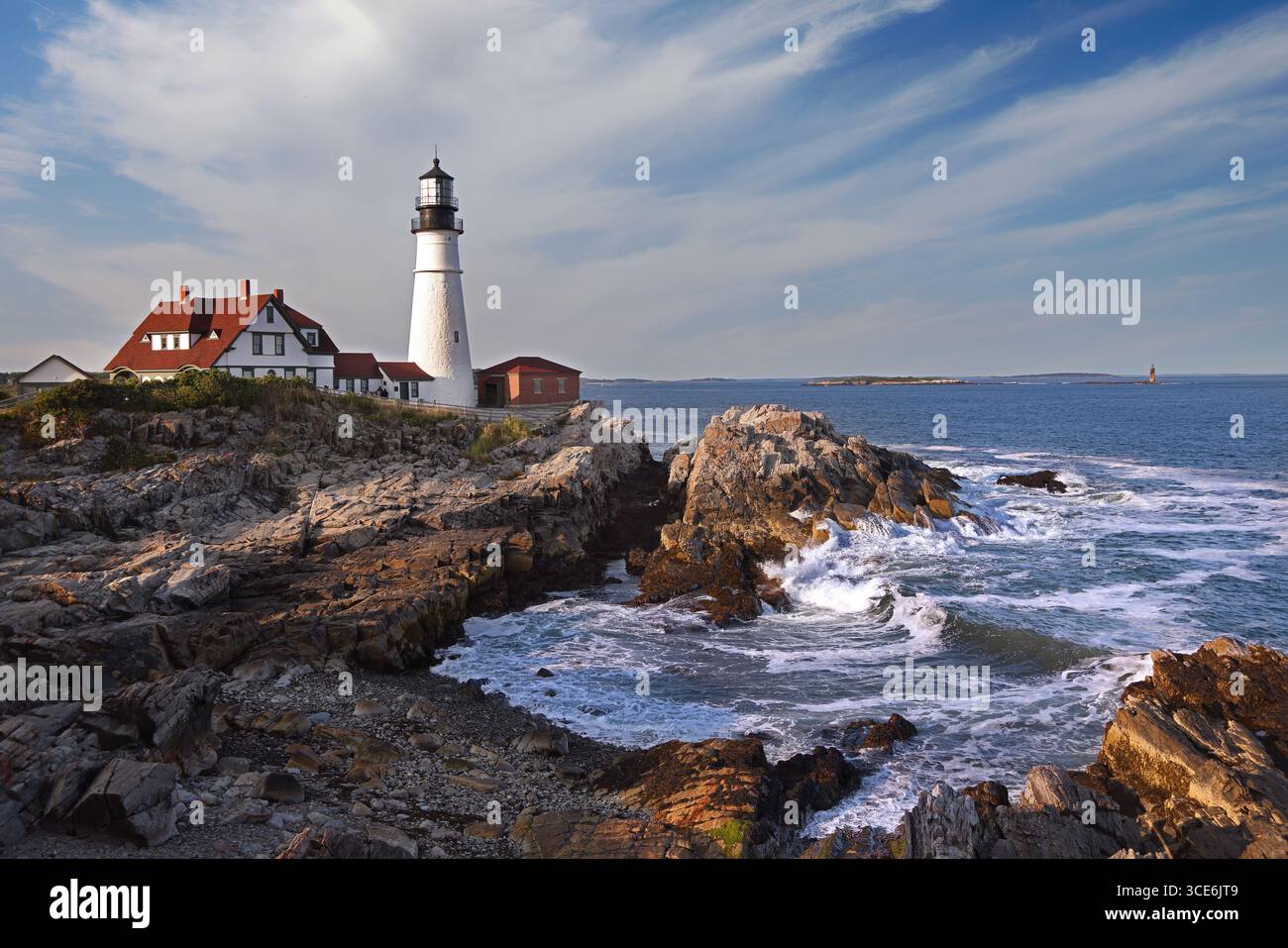 Portland Head Light nel tardo pomeriggio circondato da onde e scogliere spettacolari, Maine, Stati Uniti Foto Stock