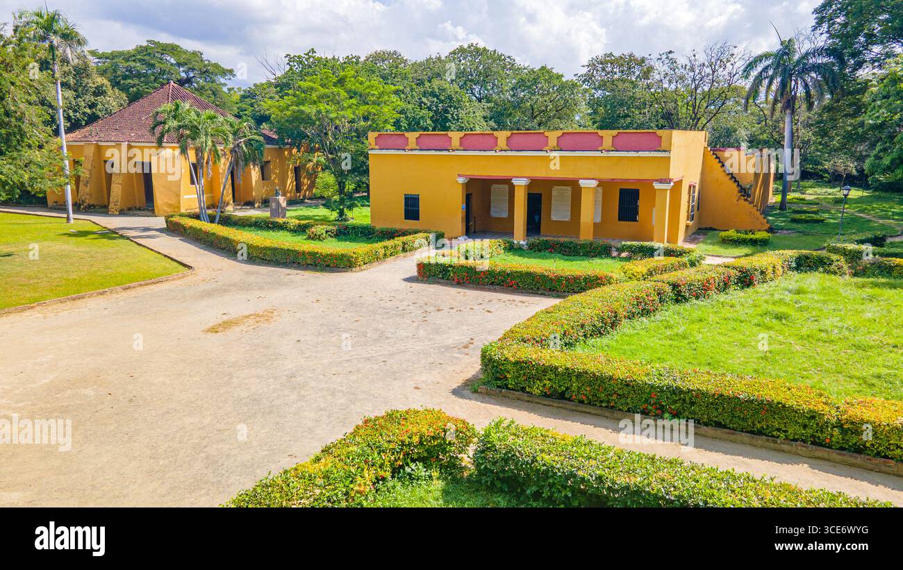 Splendido paesaggio con vegetazione lussureggiante e architettura colorata nel Parco Tayrona, Santa Marta, Magdalena, Colombia. Foto Stock