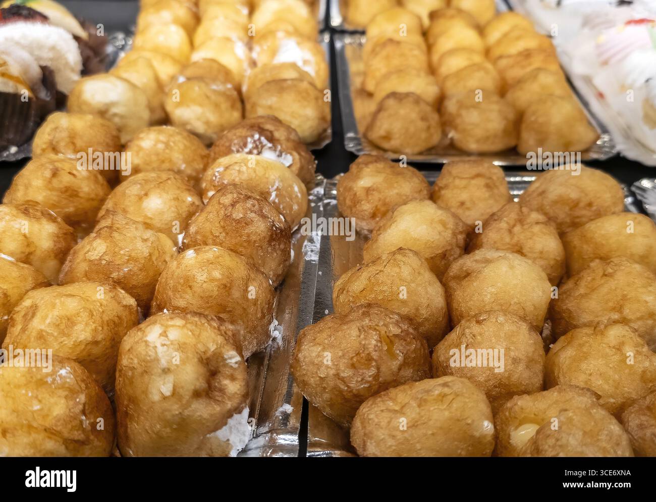 Dettaglio di un dolce e grasso ripieno di panna Foto Stock