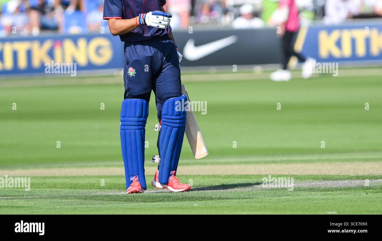 Hove UK 15 agosto 2025 - batting pad di cricket di Harry Singh del Lancashire durante la partita di cricket della Metro Bank One-Day Cup tra Sussex Sharks e Lancashire al 1st Central County Ground di Hove: Credit Simon Dack /TPI/ Alamy Live News Foto Stock
