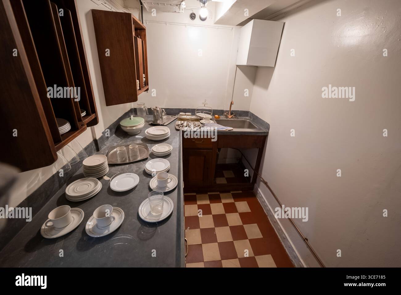 La sala di scullery era utilizzata per preparare il cibo e lavare i piatti nella nave rompighiaccio a vapore Suur Toll del 1914 nel Museo marittimo estone Foto Stock