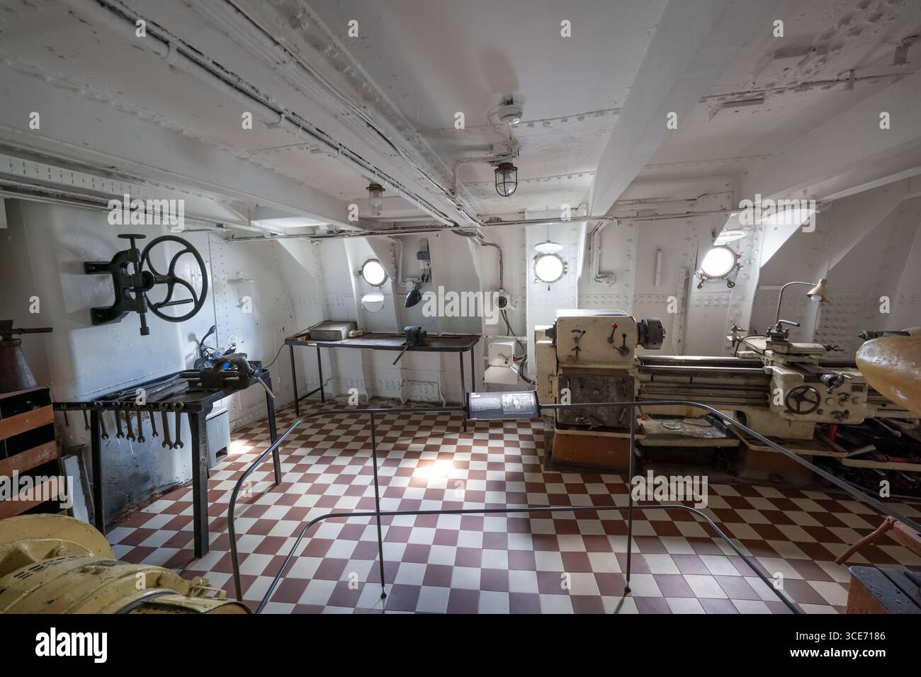 Officina con tornio per la lavorazione dei metalli e foratrici e fresatrici a Suur Toll nave rompighiaccio a vapore dal 1914 nel Museo marittimo estone Foto Stock
