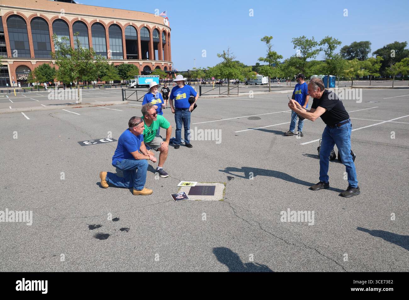 Un cartello nel parcheggio del Citi Field mostra la seconda base dove i Beatles suonano allo Shea Stadium di New York, negli Stati Uniti, il 15 agosto 1965. È il primo grande concerto rock da stadio. Twist and Shout è la canzone di apertura della band, e ci sono 12 canzoni in totale nella scaletta quel giorno. (Foto di Gordon Donovan/NurPhoto) credito: NurPhoto SRL/Alamy Live News Foto Stock