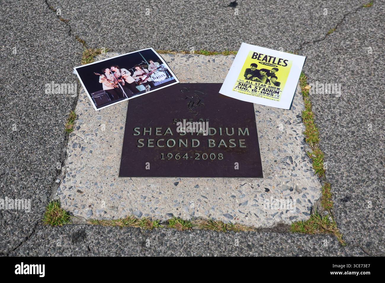 Un cartello nel parcheggio del Citi Field mostra la seconda base dove i Beatles suonano allo Shea Stadium di New York, negli Stati Uniti, il 15 agosto 1965. È il primo grande concerto rock da stadio. Twist and Shout è la canzone di apertura della band, e ci sono 12 canzoni in totale nella scaletta quel giorno. (Foto di Gordon Donovan/NurPhoto) credito: NurPhoto SRL/Alamy Live News Foto Stock