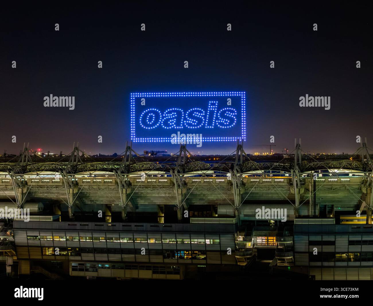 Il drone mostra il logo del Croke Park of the Oasis la sera prima del loro primo concerto in Irlanda dal 2009 Foto Stock