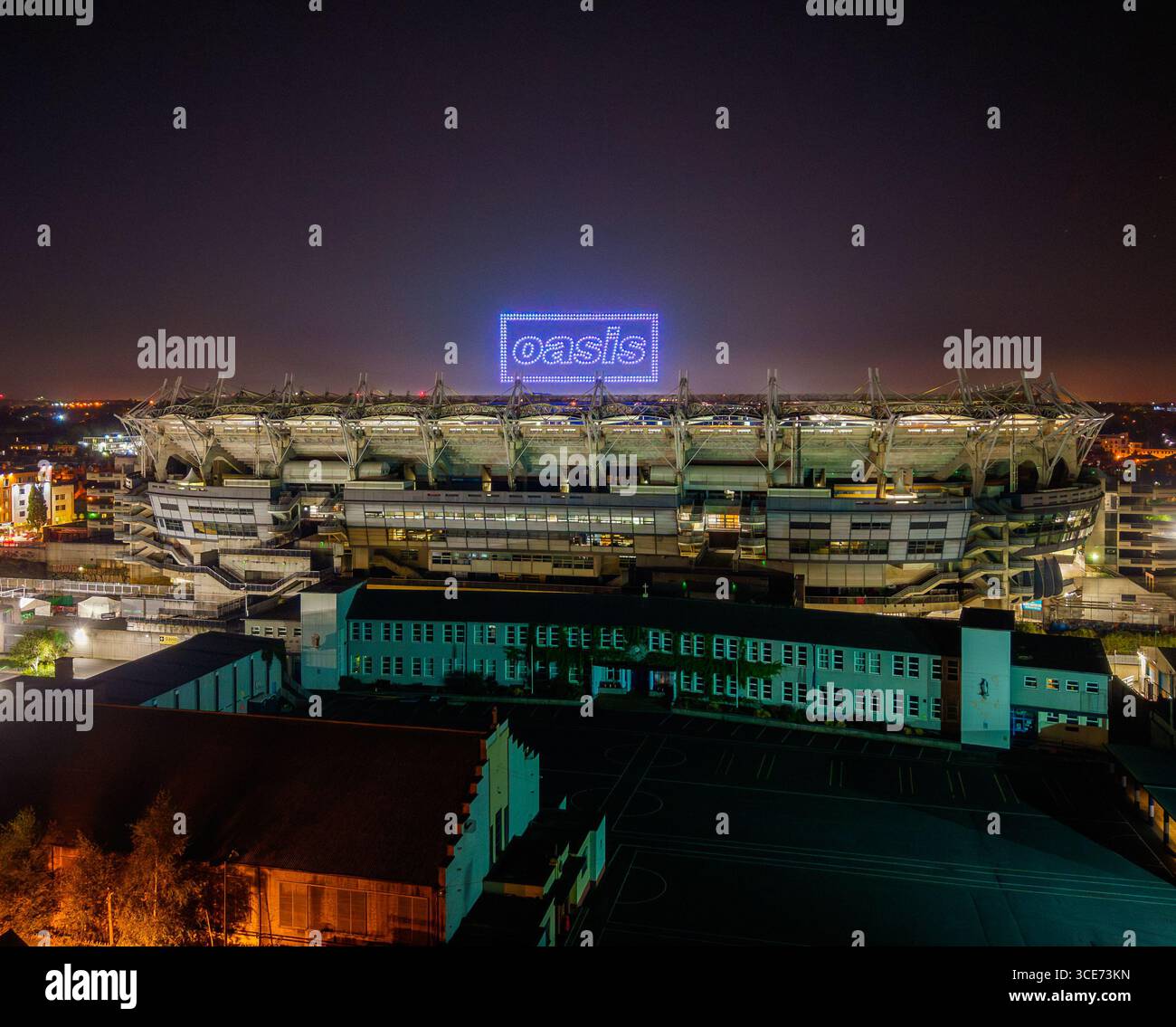 Il drone mostra il logo del Croke Park of the Oasis la sera prima del loro primo concerto in Irlanda dal 2009 Foto Stock