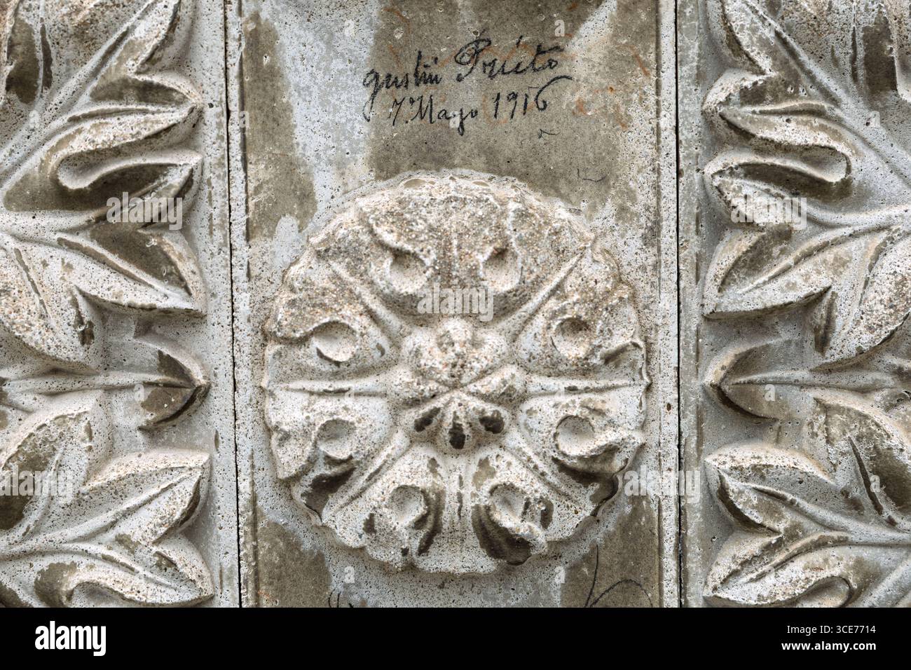 Decorazione esterna su un edificio, con graffiti del 1916, CEE, A Coruna, la Coruna, Spagna Foto Stock