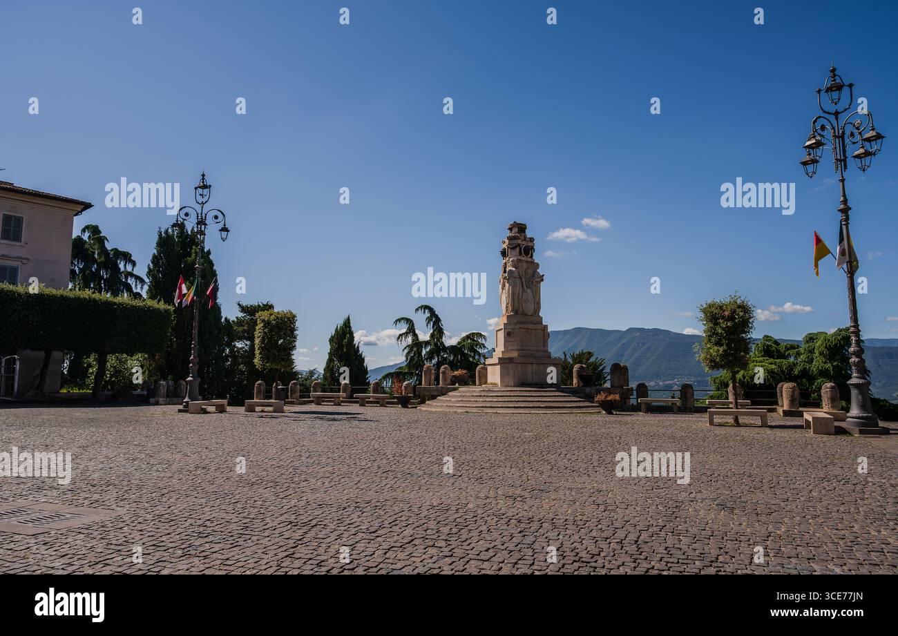 Il Memoriale di Guerra di Anagni si trova nella splendida e panoramica Piazza Cavour, in una posizione che domina la scalinata e il sottostante Remembrance Par Foto Stock