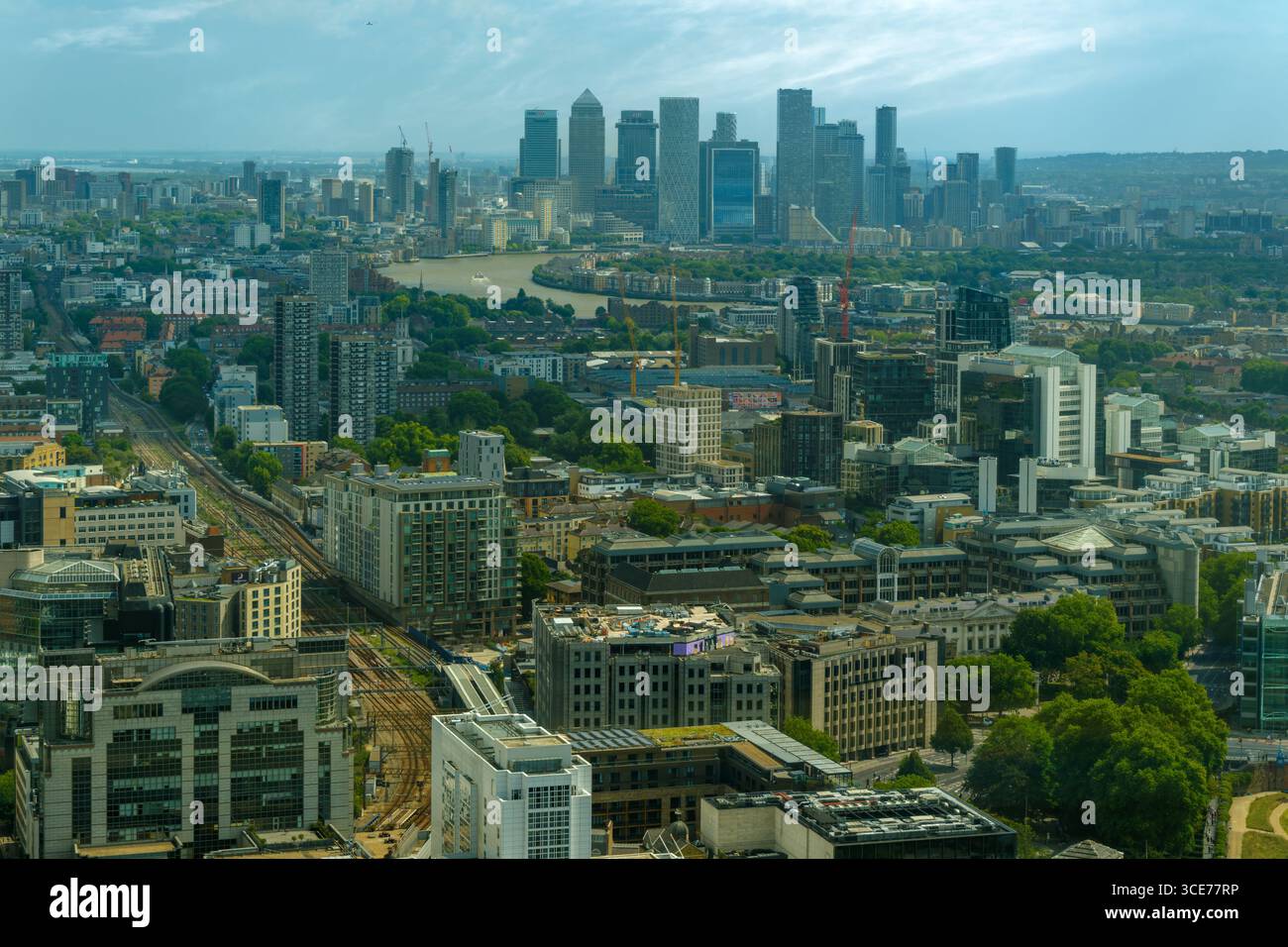 Londra, Inghilterra - la vista verso Canary Wharf dallo Sky Garden al 20 di Fenchurch Street nel centro di Londra. Foto Stock
