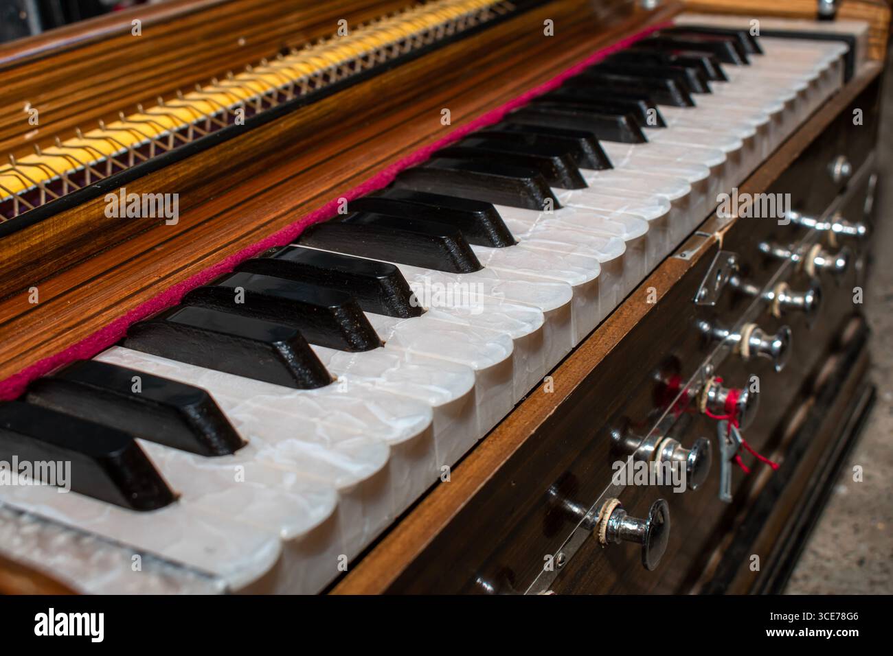 Strumento a tastiera tipico della musica indiana, l'harmonium uno strumento musicale Foto Stock