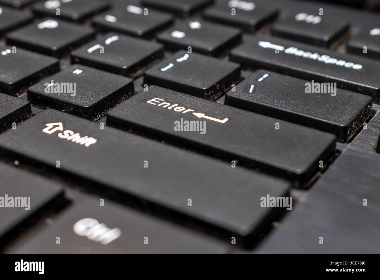 Tastiera per computer laptop in bianco e nero. Per il concetto tecnologico, digitare il tasto Invio Foto Stock