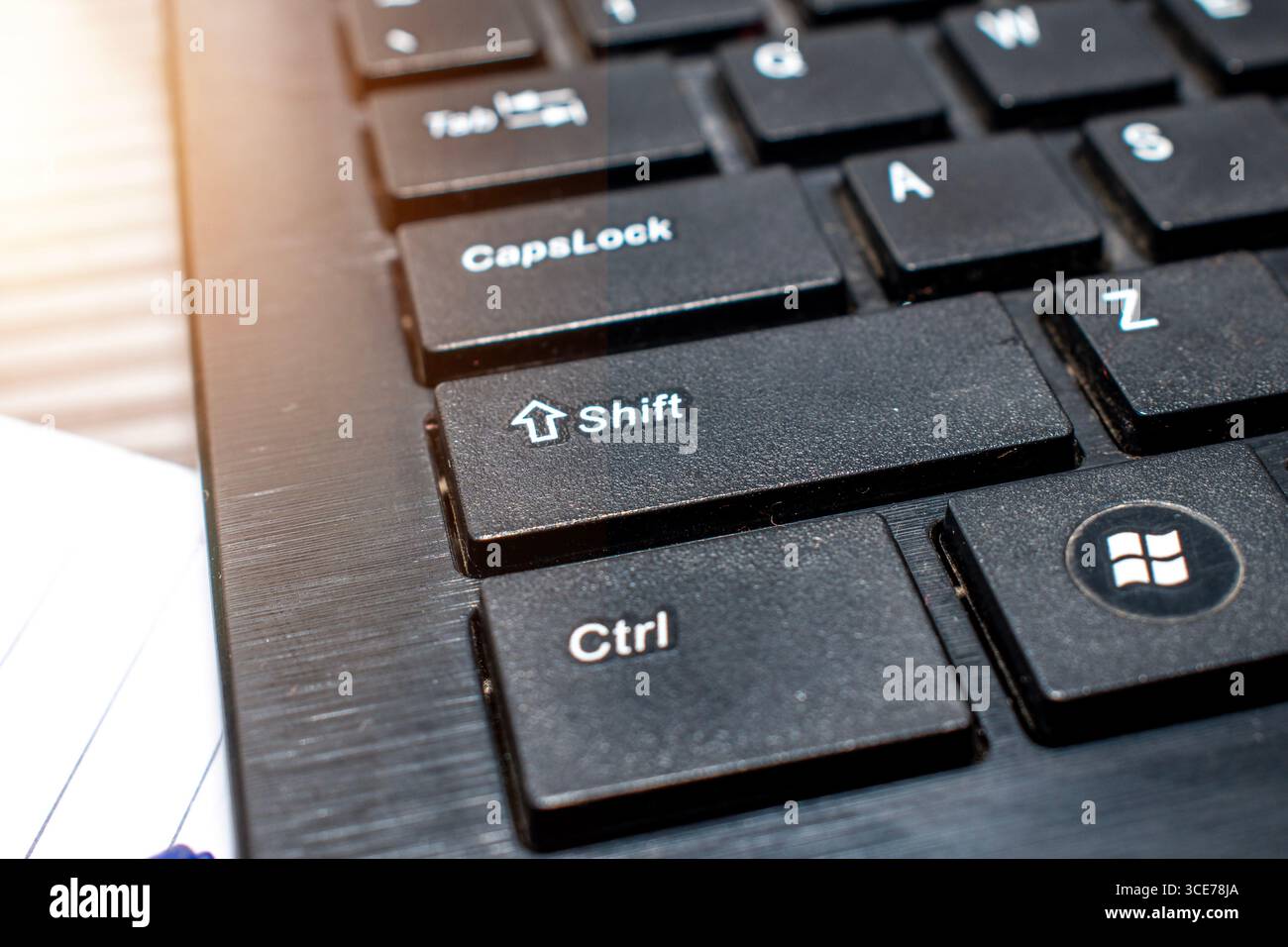 Tastiera per computer laptop in bianco e nero. per il concetto tecnologico, premere il tasto shift Foto Stock