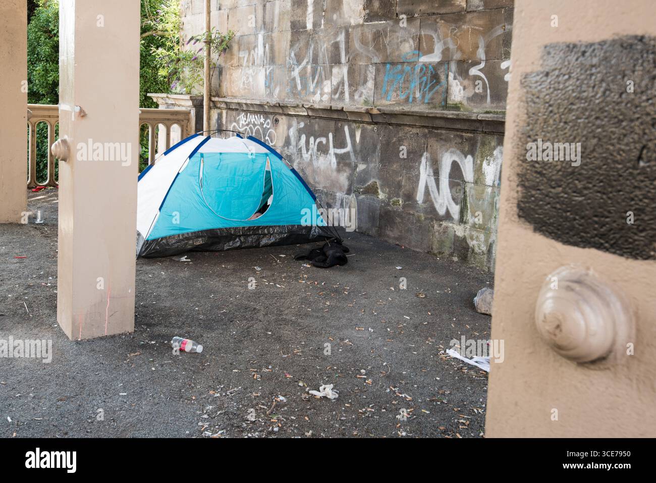 Senzatetto e che vive in una tenda vicino al ponte di alto livello a Newcastle. Foto Stock