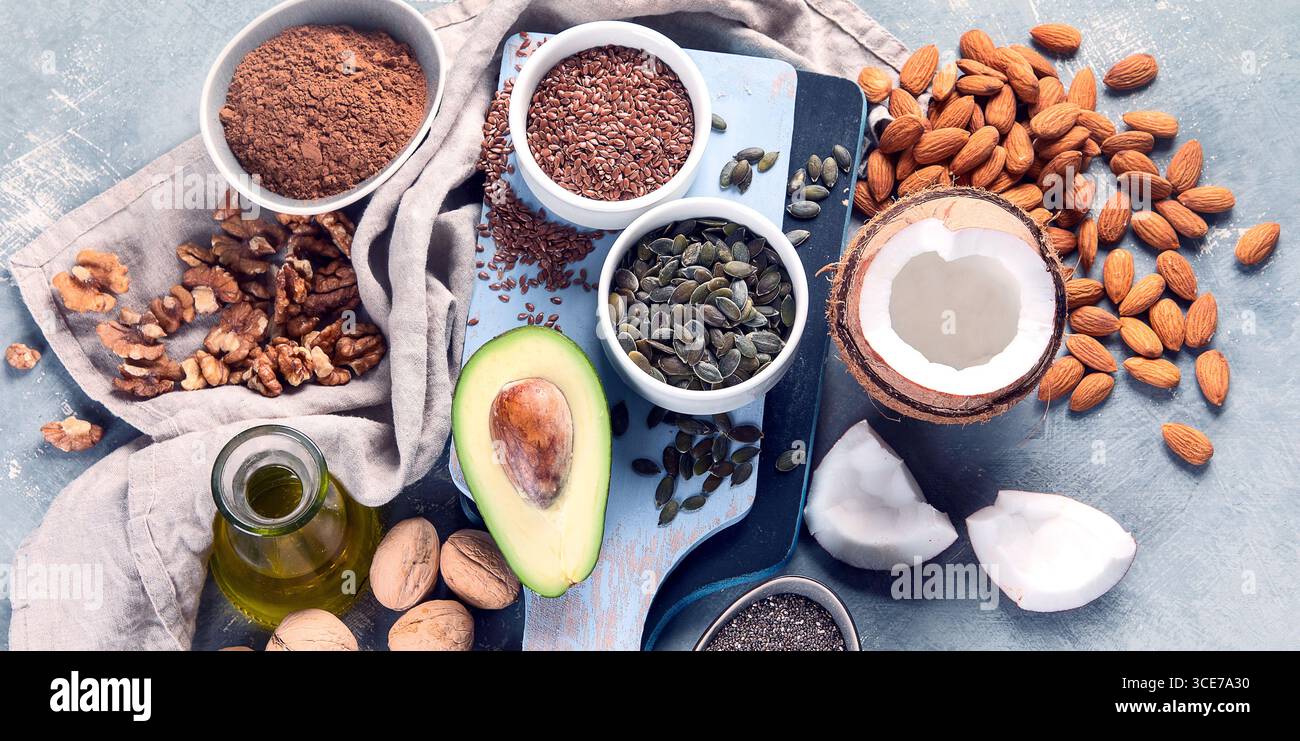 Alimenti ricchi di grassi a base di piante. Concetto di oli alternativi. Grassi vegetariani e vegani. Panorama, banner Foto Stock