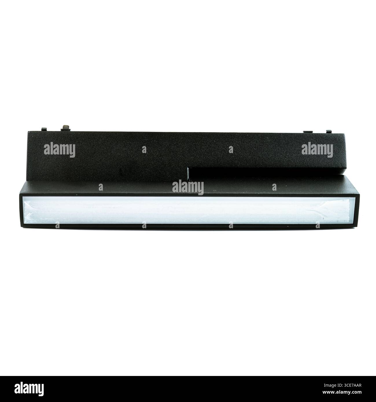 Faretto nero rettangolare da soffitto orizzontale, isolato su sfondo bianco, elegante struttura per interni e progetti di illuminazione moderni. Foto Stock