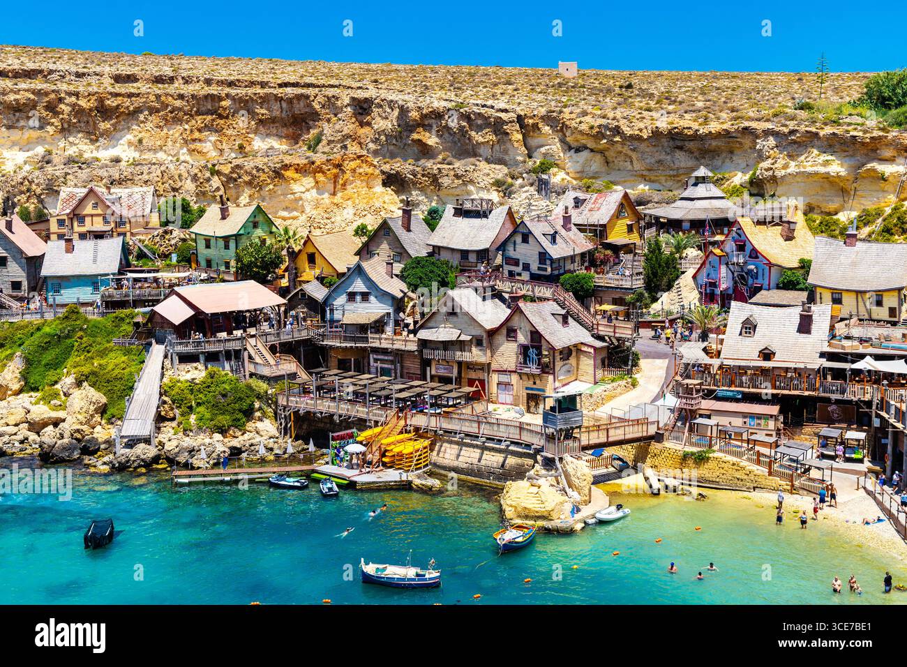 Villaggio di pescatori creato come set cinematografico per il film Popeye, Popeye Village, Mellieha, Malta del 1980 Foto Stock