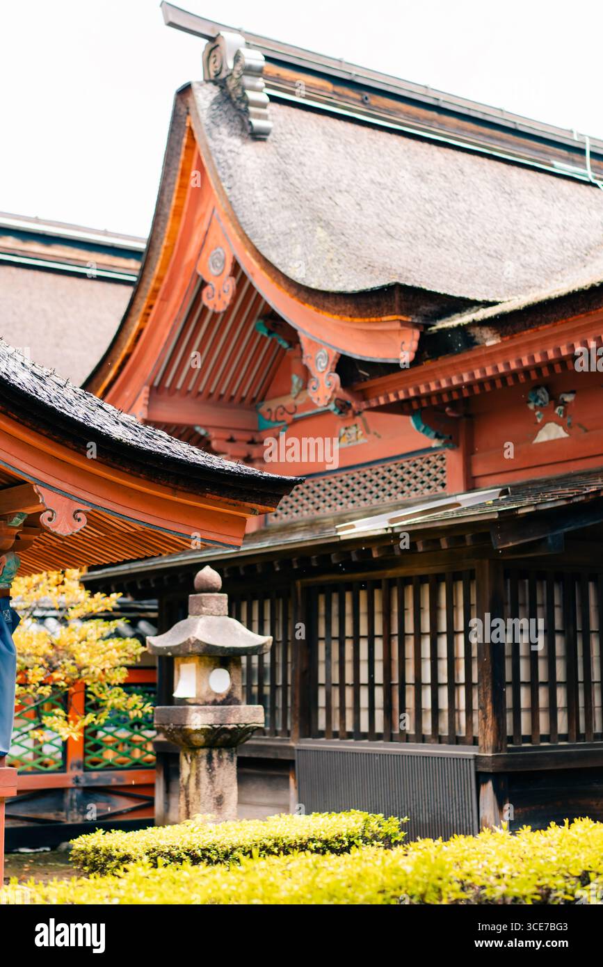 Matsuyama, Giappone - 22 maggio 2025 il Main Hall honden di Isaniwa Jinja, un santuario shintoista nella città di Matsuyama. Foto di alta qualità Foto Stock
