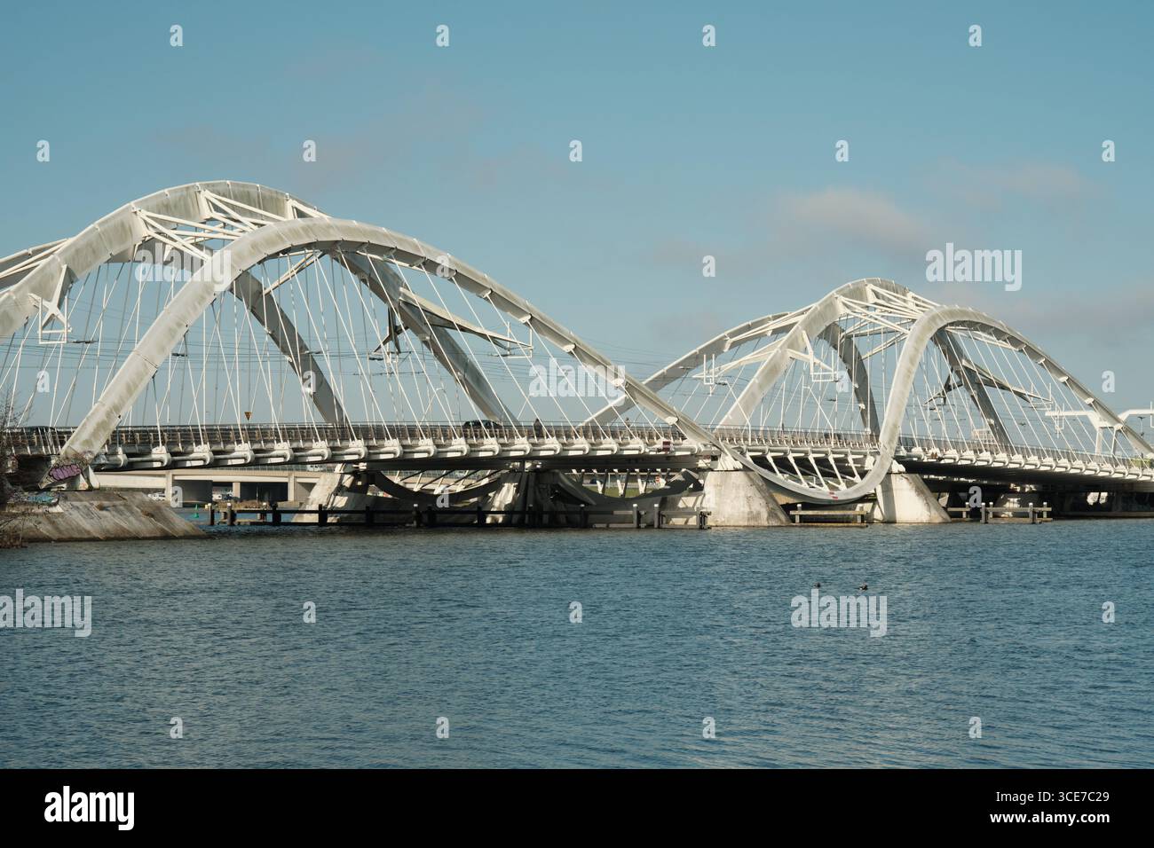 Moderno Ponte bianco in acciaio ad Amsterdam sull'acqua Foto Stock