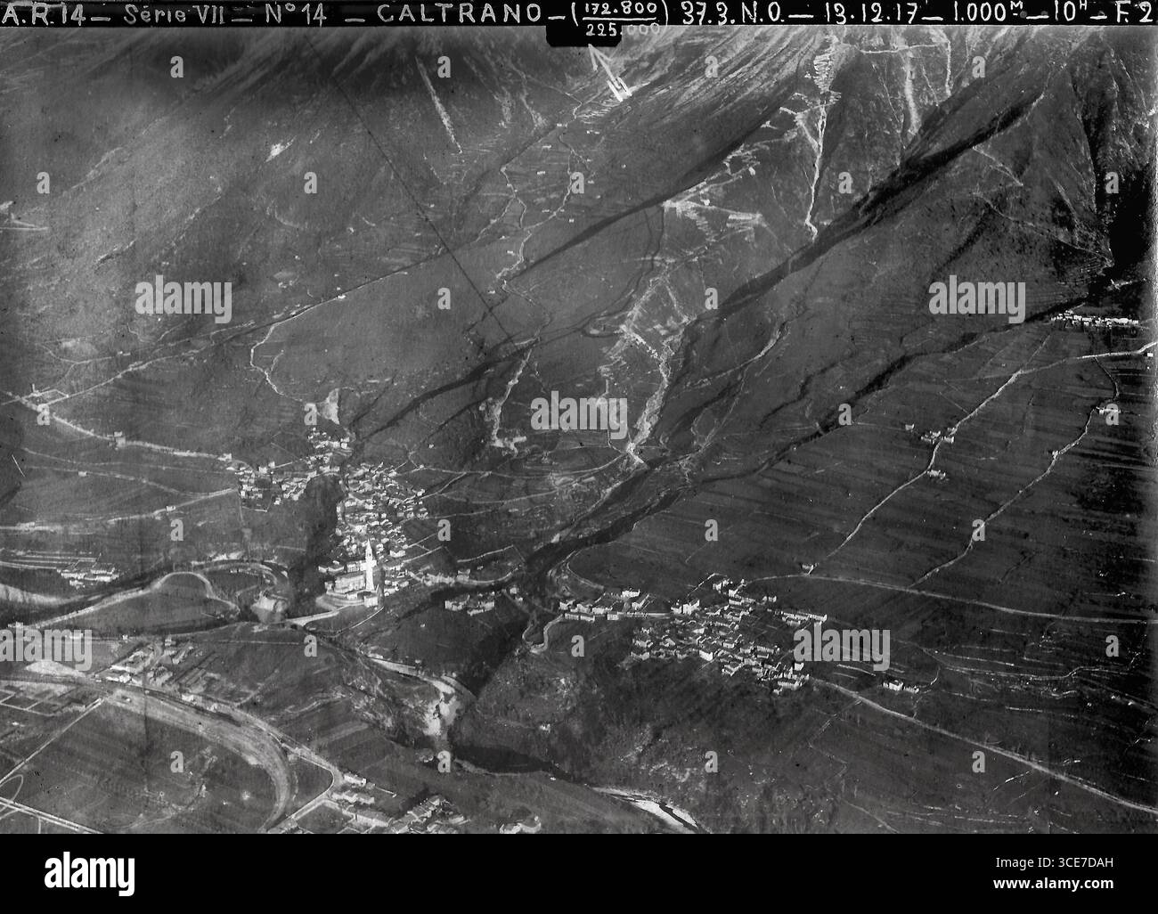 13 dicembre 1917 – fotografia di ricognizione aerea che mostra la città di Caltrano, Italia, durante la prima guerra mondiale. Foto Stock