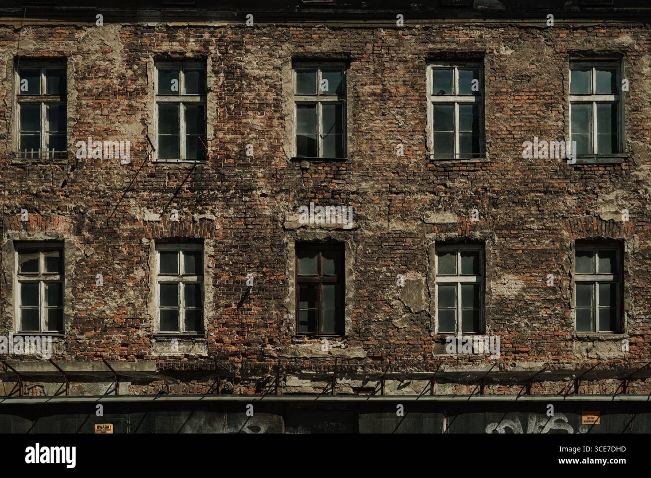 Edificio abbandonato in mattoni con facciata intemprata in Urban Decay Foto Stock