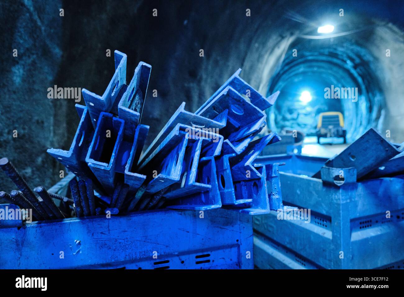 Travi in acciaio e materiali da costruzione in galleria sotterranea Foto Stock