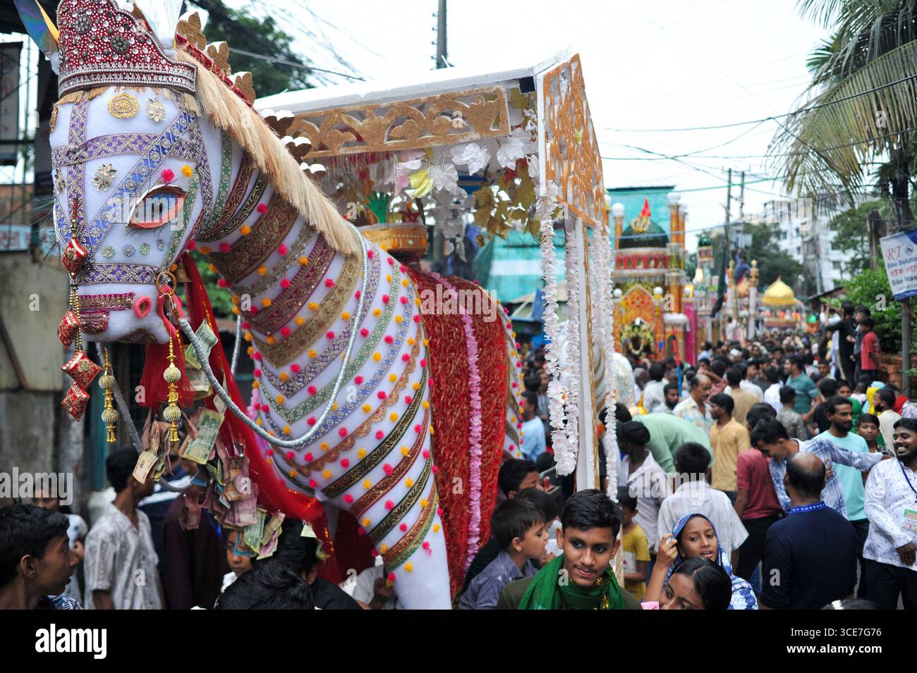 Migliaia di musulmani sunniti nella città di Chattogram hanno osservato Ashura, il decimo giorno di Muharram, con profonda riverenza religiosa, partecipando a una grande manifestazione e processione pacifica per commemorare uno dei giorni più spiritualmente significativi del calendario islamico. Chattogram, Bangladesh. Foto Stock
