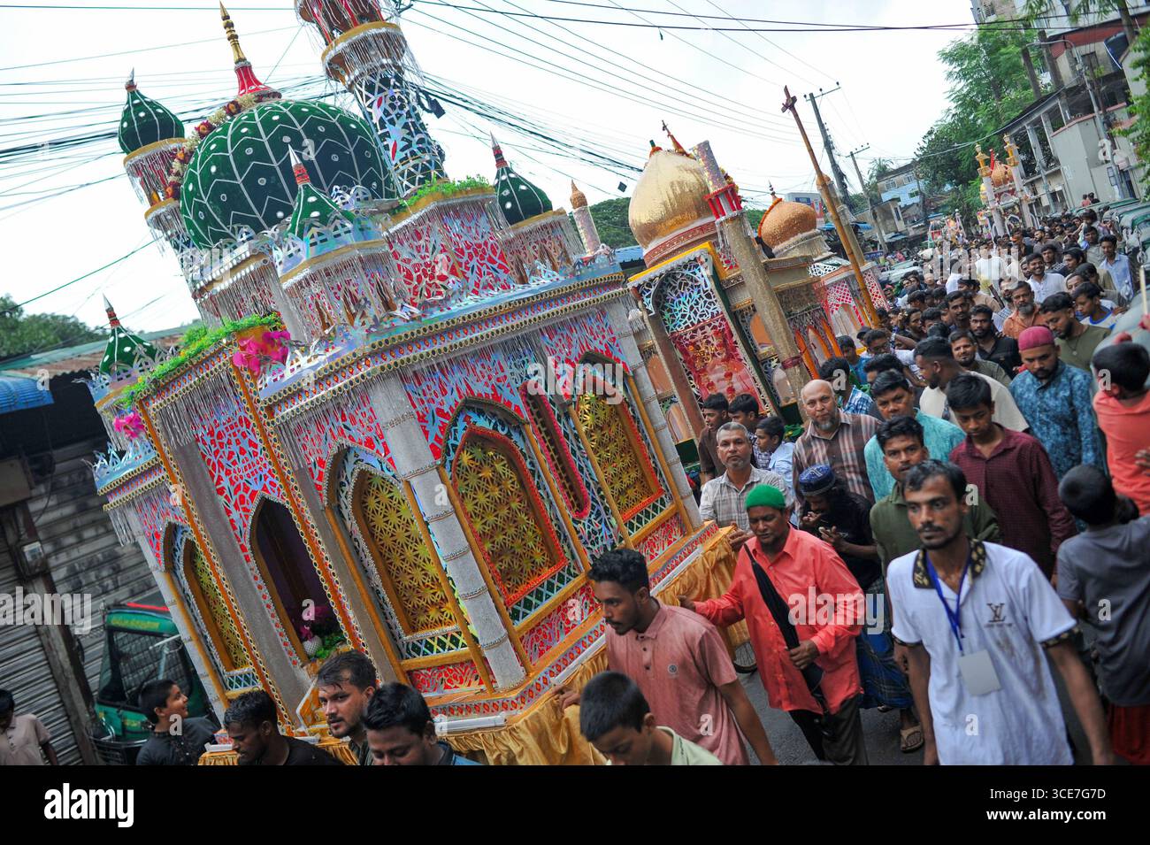 Migliaia di musulmani sunniti nella città di Chattogram hanno osservato Ashura, il decimo giorno di Muharram, con profonda riverenza religiosa, partecipando a una grande manifestazione e processione pacifica per commemorare uno dei giorni più spiritualmente significativi del calendario islamico. Chattogram, Bangladesh. Foto Stock