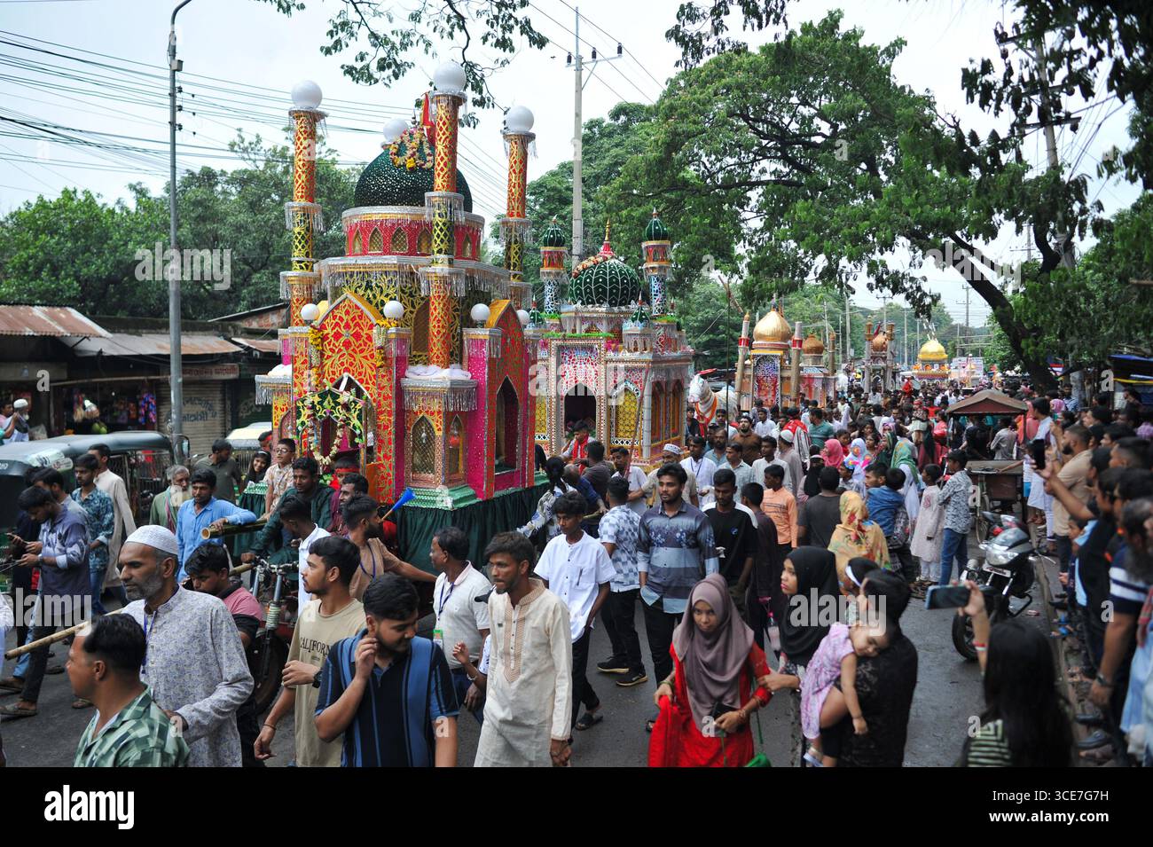 Migliaia di musulmani sunniti nella città di Chattogram hanno osservato Ashura, il decimo giorno di Muharram, con profonda riverenza religiosa, partecipando a una grande manifestazione e processione pacifica per commemorare uno dei giorni più spiritualmente significativi del calendario islamico. Chattogram, Bangladesh. Foto Stock