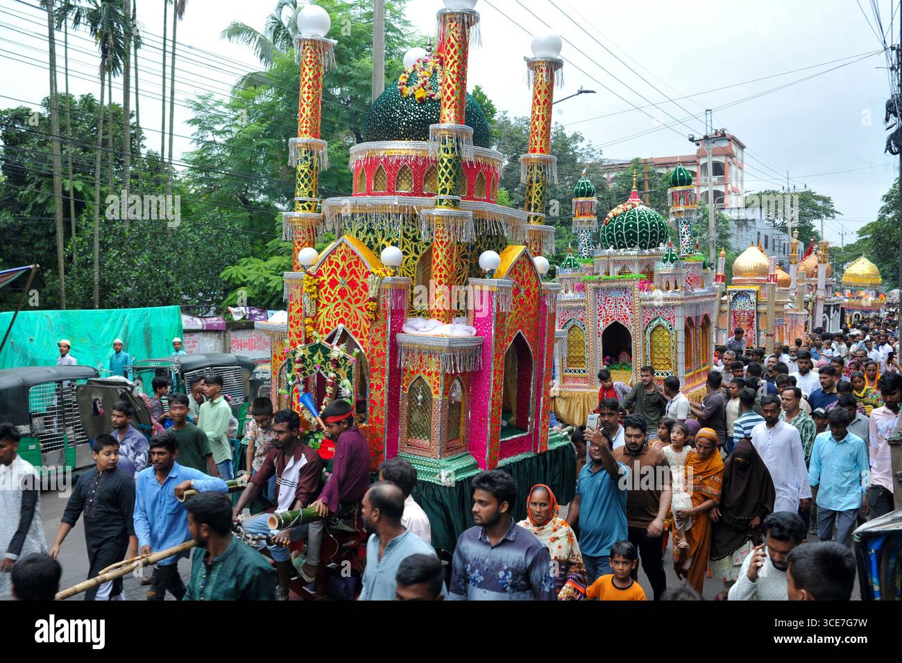 Migliaia di musulmani sunniti nella città di Chattogram hanno osservato Ashura, il decimo giorno di Muharram, con profonda riverenza religiosa, partecipando a una grande manifestazione e processione pacifica per commemorare uno dei giorni più spiritualmente significativi del calendario islamico. Chattogram, Bangladesh. Foto Stock