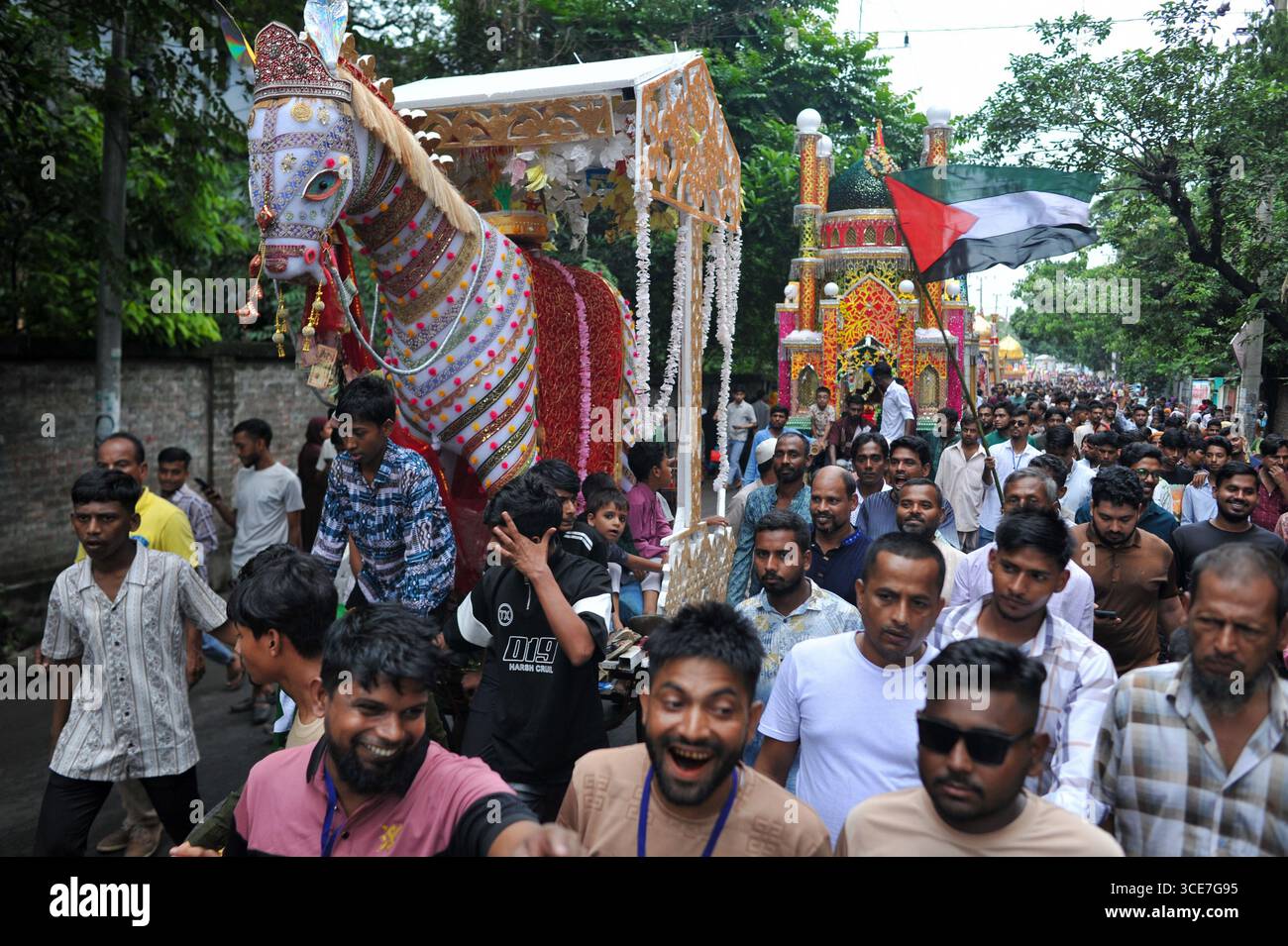 Migliaia di musulmani sunniti nella città di Chattogram hanno osservato Ashura, il decimo giorno di Muharram, con profonda riverenza religiosa, partecipando a una grande manifestazione e processione pacifica per commemorare uno dei giorni più spiritualmente significativi del calendario islamico. Chattogram, Bangladesh. Foto Stock