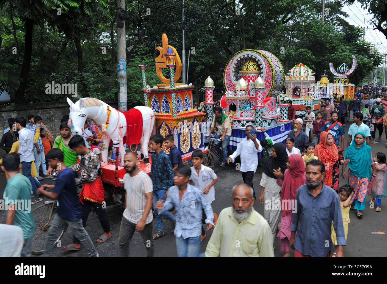 Migliaia di musulmani sunniti nella città di Chattogram hanno osservato Ashura, il decimo giorno di Muharram, con profonda riverenza religiosa, partecipando a una grande manifestazione e processione pacifica per commemorare uno dei giorni più spiritualmente significativi del calendario islamico. Chattogram, Bangladesh. Foto Stock