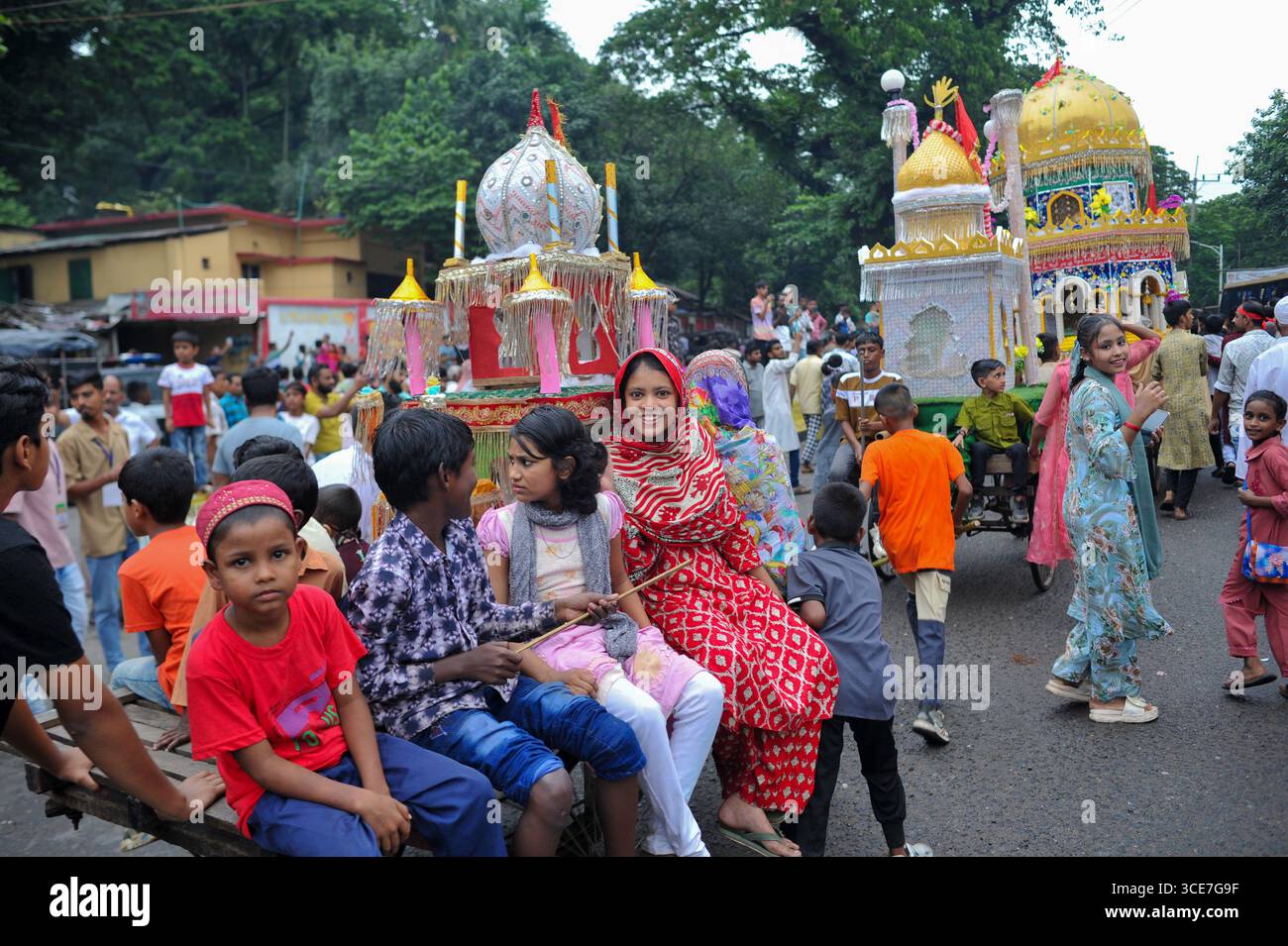 Migliaia di musulmani sunniti nella città di Chattogram hanno osservato Ashura, il decimo giorno di Muharram, con profonda riverenza religiosa, partecipando a una grande manifestazione e processione pacifica per commemorare uno dei giorni più spiritualmente significativi del calendario islamico. Chattogram, Bangladesh. Foto Stock