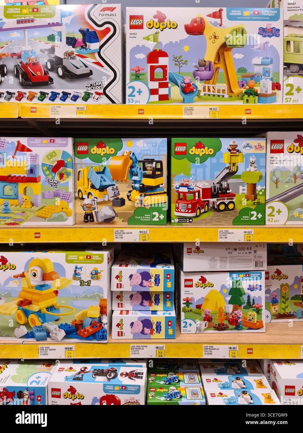 Kiel, Germania - 09. Agosto 2025: Colorate scatole Lego Duplo disposte su scaffali, con vari playset per l'intrattenimento e lo sviluppo dei bambini Foto Stock