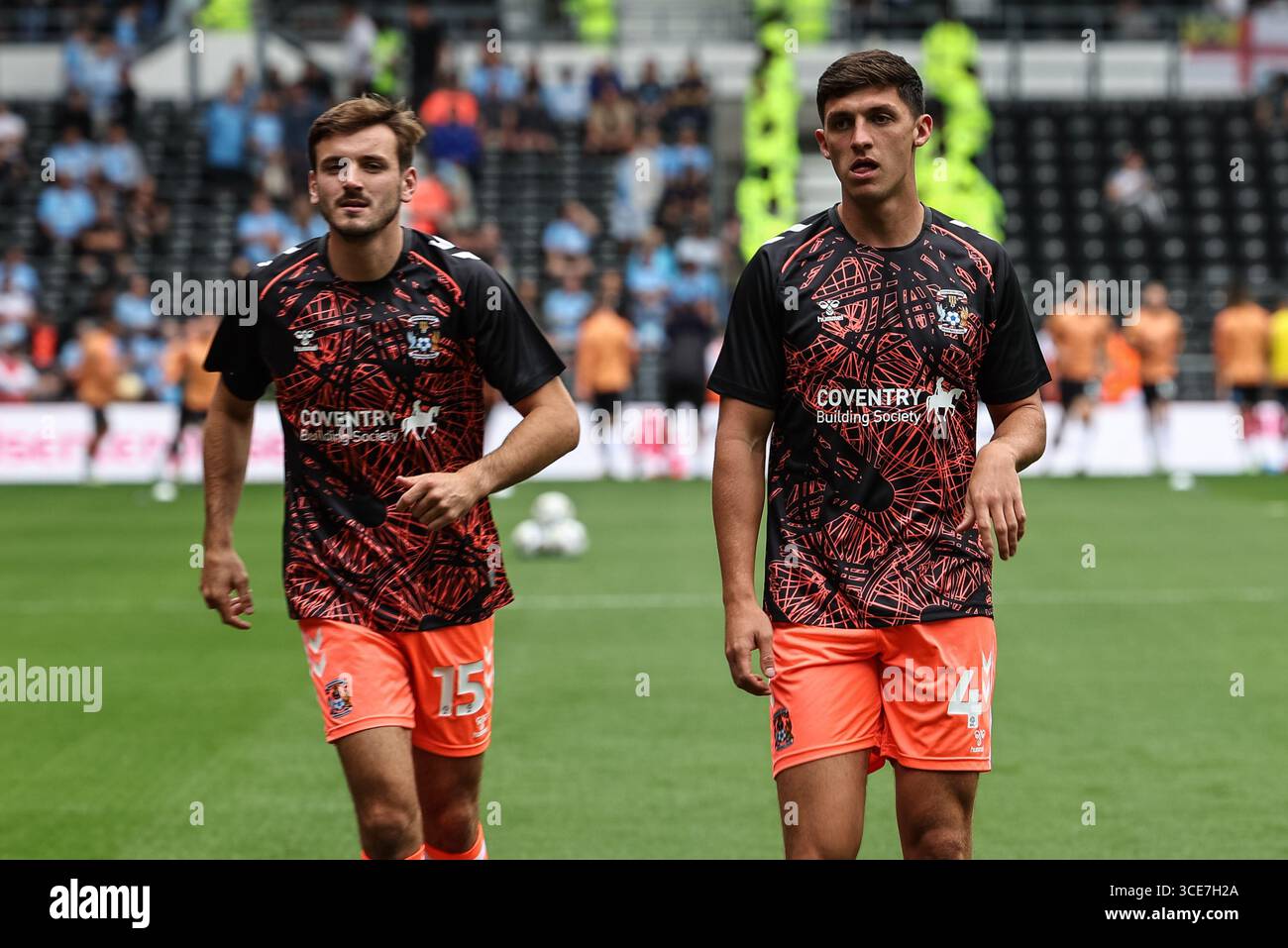 Liam Kitching di Coventry City e Bobby Thomas di Coventry City nella sessione di riscaldamento pre-partita durante la partita del campionato Sky Bet Derby County vs Coventry City al Pride Park Stadium, Derby, Regno Unito, 16 agosto 2025 (foto di Mark Cosgrove/News Images) Foto Stock