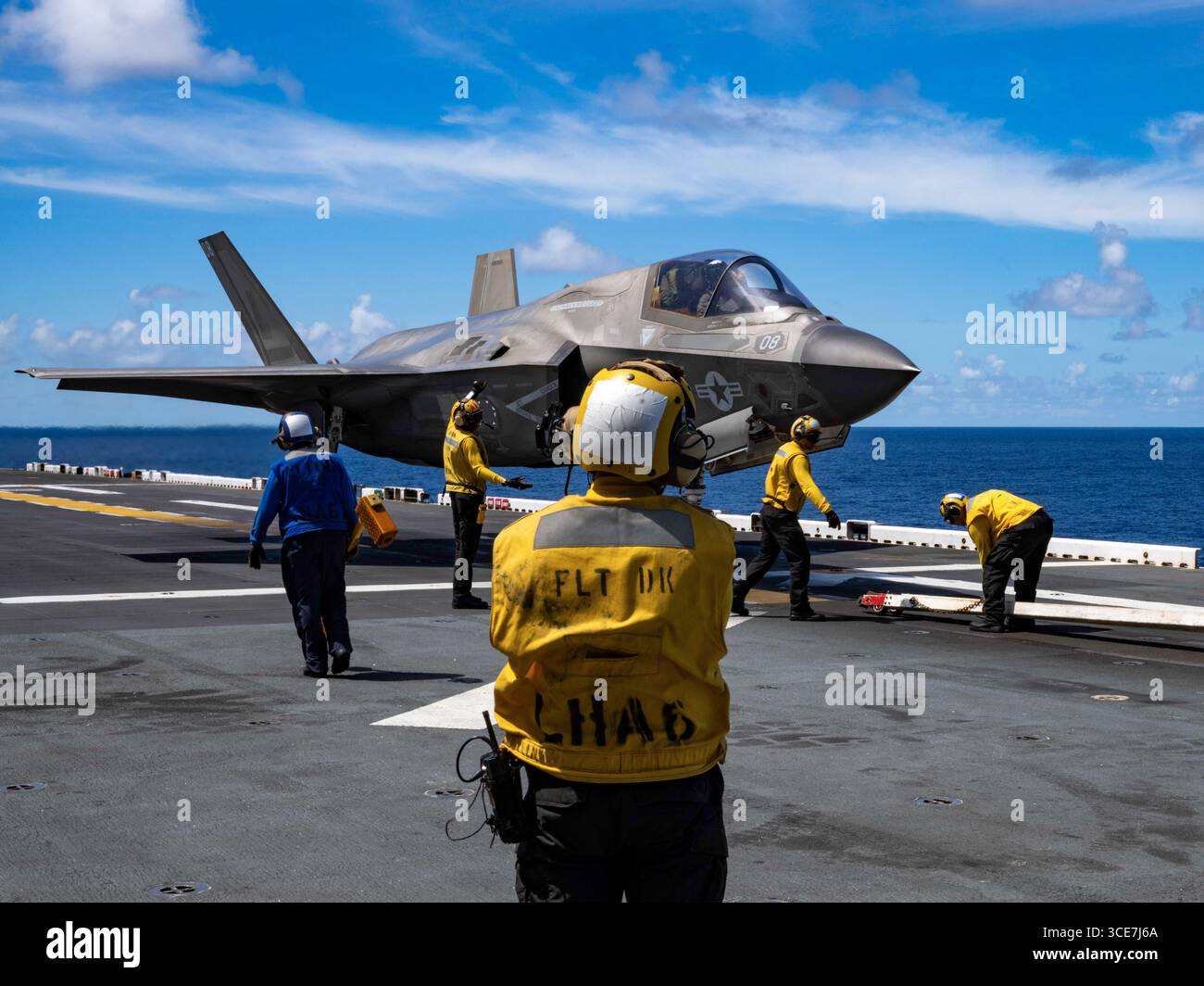 EAST CHINA SEA (14 agosto 2025) i marinai assegnati alla nave d'assalto anfibia USS America (LHA 6) schierata in avanti si preparano a spostare una U.S. Marine Corp Foto Stock
