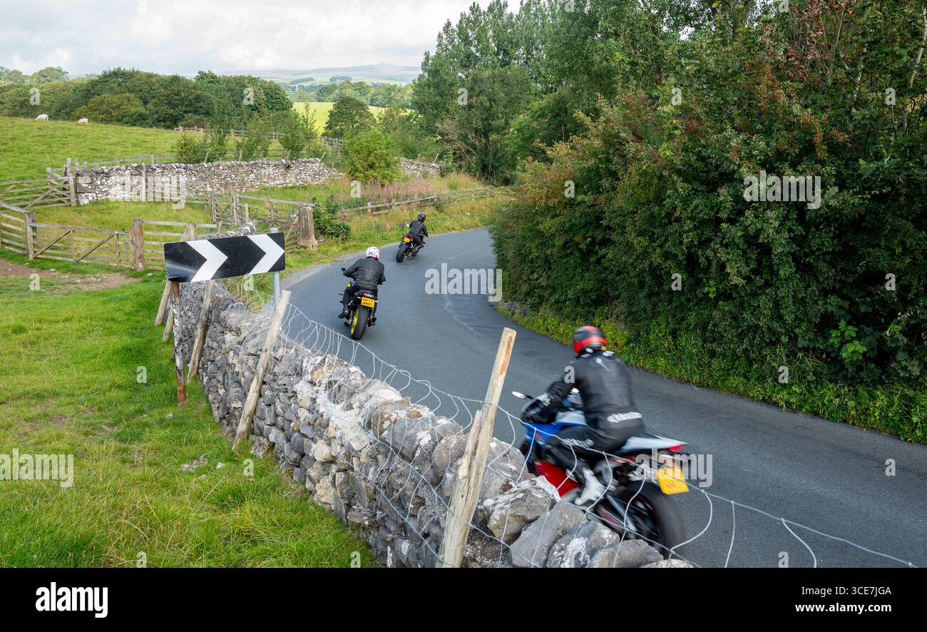 I motociclisti negoziano la forma e le strette curve di strada e le corsie di campagna nelle Yorkshire Dales. Foto Stock