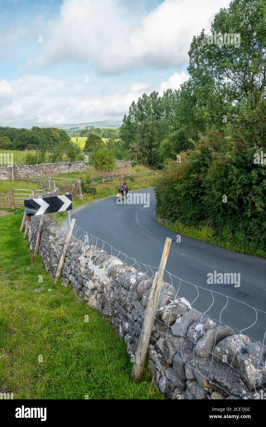 I motociclisti negoziano la forma e le strette curve di strada e le corsie di campagna nelle Yorkshire Dales. Foto Stock