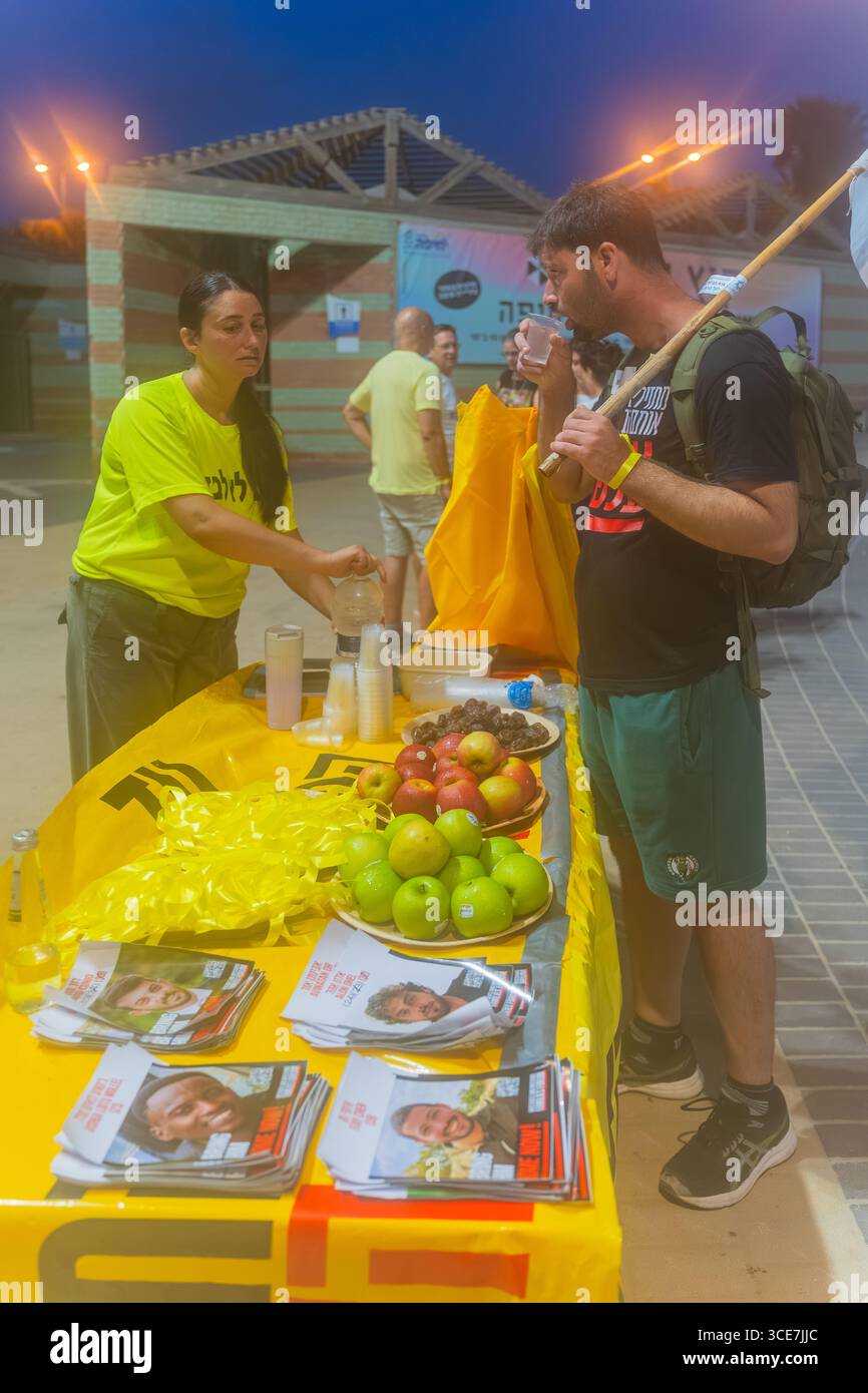 Haifa, Israele - 14 agosto 2025: Stand di volontari, in un evento di corsa sociale, che chiede il rilascio di tutti gli ostaggi, il 678° giorno della guerra e degli hos Foto Stock