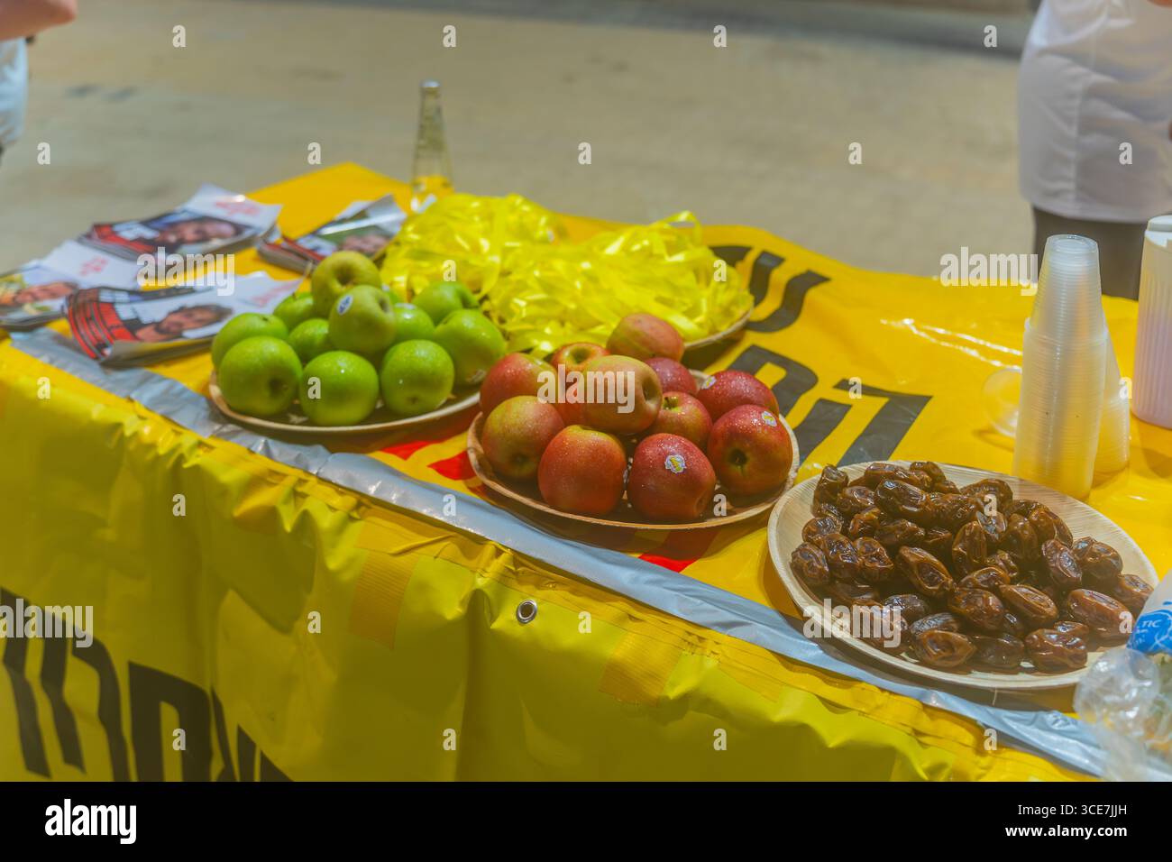 Haifa, Israele - 14 agosto 2025: Stand di volontari, in un evento di corsa sociale, che chiede il rilascio di tutti gli ostaggi, il 678° giorno della guerra e degli hos Foto Stock