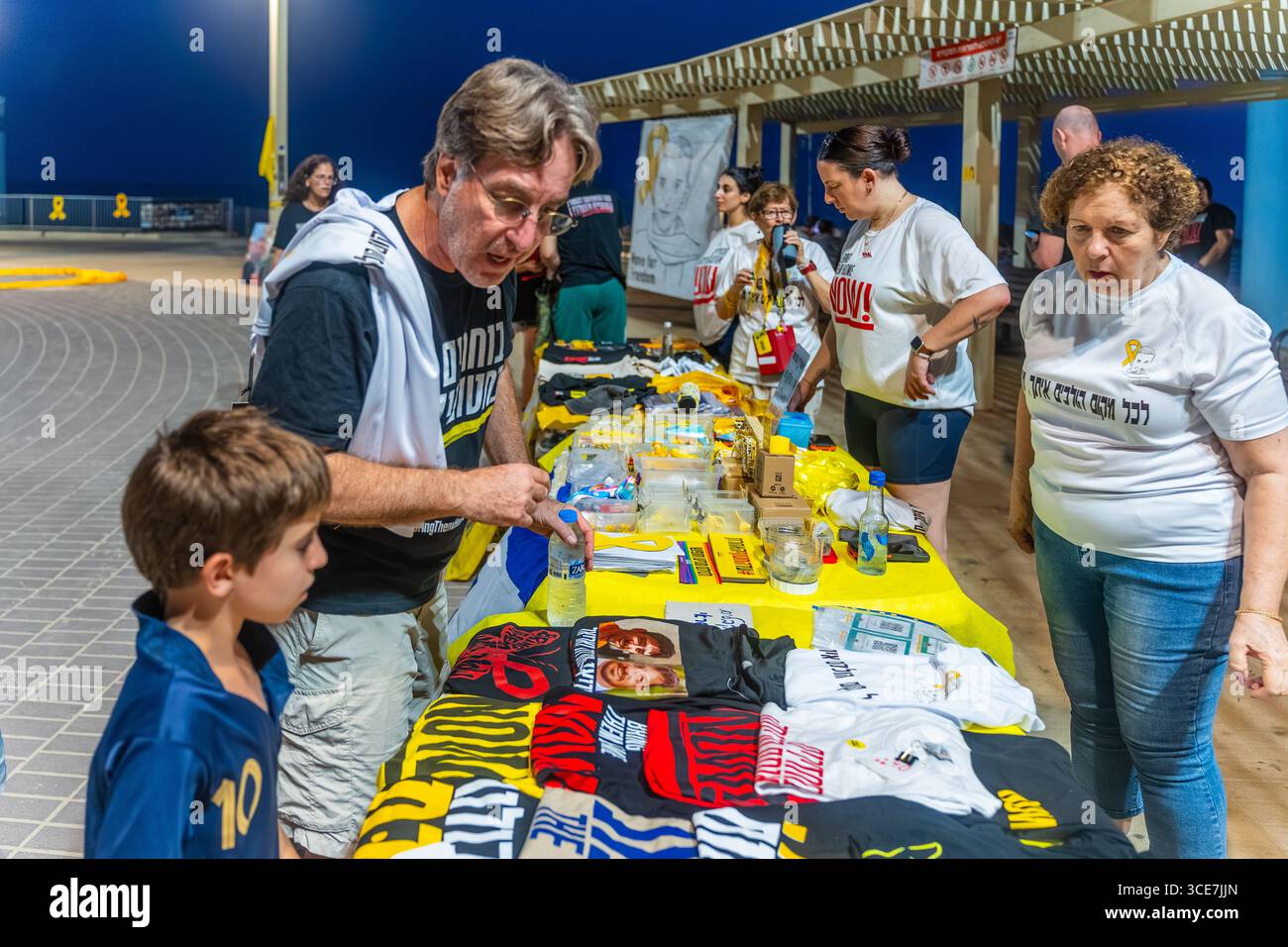 Haifa, Israele - 14 agosto 2025: Stand di volontari, in un evento di corsa sociale, che chiede il rilascio di tutti gli ostaggi, il 678° giorno della guerra e degli hos Foto Stock