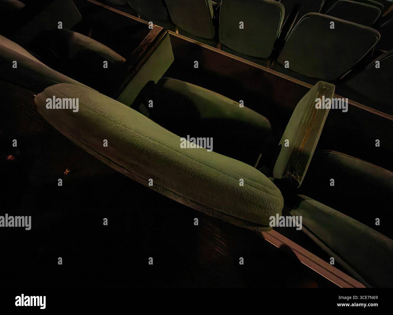 Pubblico silenzioso. Posti a sedere vuoti al cinema. Foto Stock