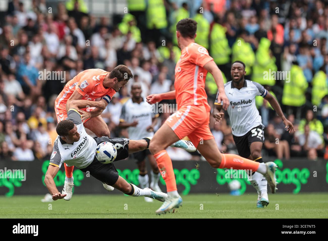 Carlton Morris di Derby County e Liam Kitching di Coventry City si battono per il pallone durante la partita del Campionato Sky Bet Derby County vs Coventry City al Pride Park Stadium, Derby, Regno Unito, 16 agosto 2025 (foto di Mark Cosgrove/News Images) Foto Stock