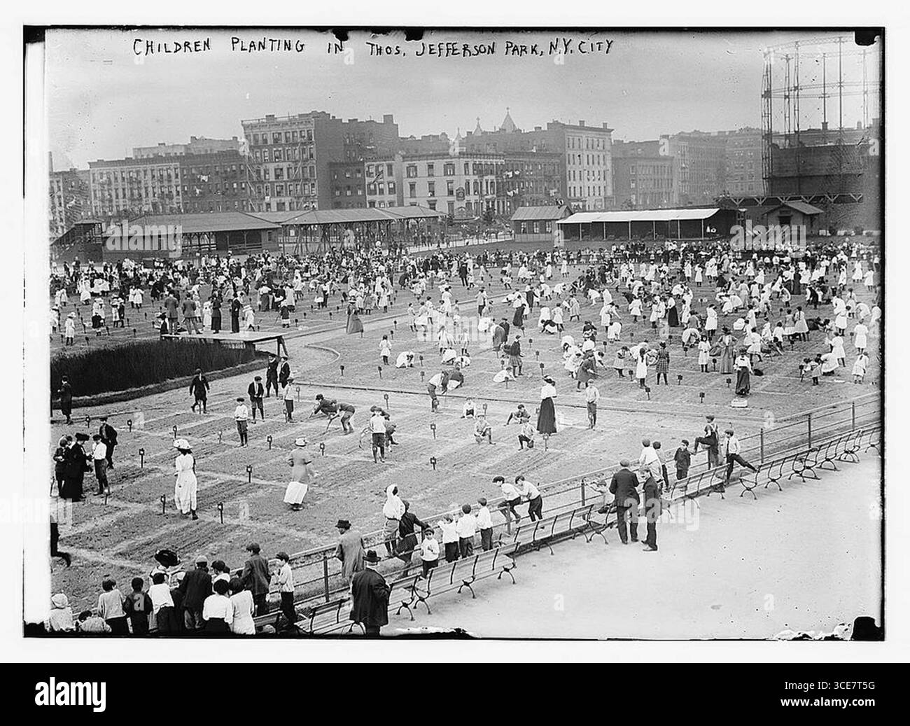 . Bambini che piantano nel Thomas Jefferson Park, N.Y.C. [tra il 1910 e il 1915 ca.] 1 n Foto Stock